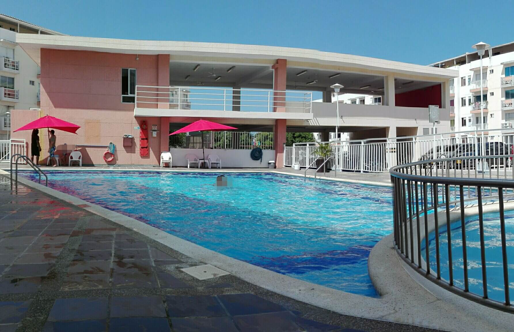 Piscina, salones de eventos y oficina de administración