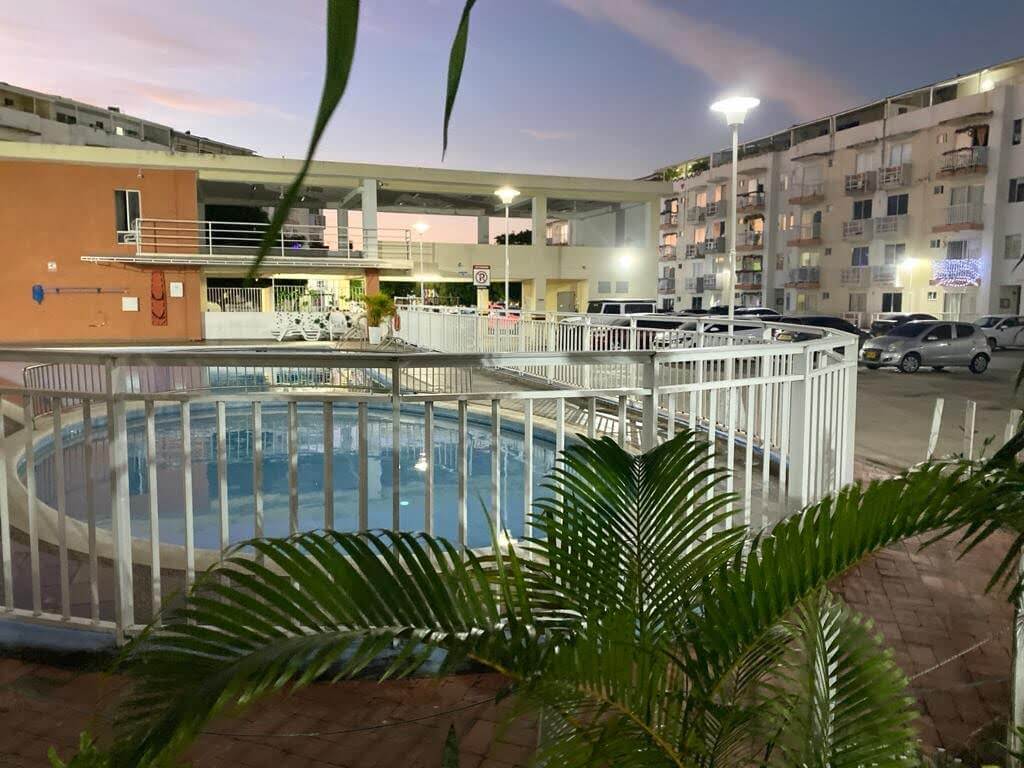 Piscinas y zona de parqueo