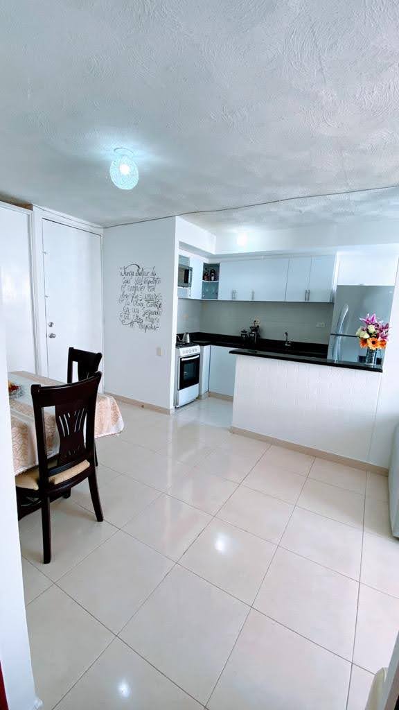 Sala, comedor, cocina, entrada principal y entrada a tercera habitación vista desde el hall de alcobas